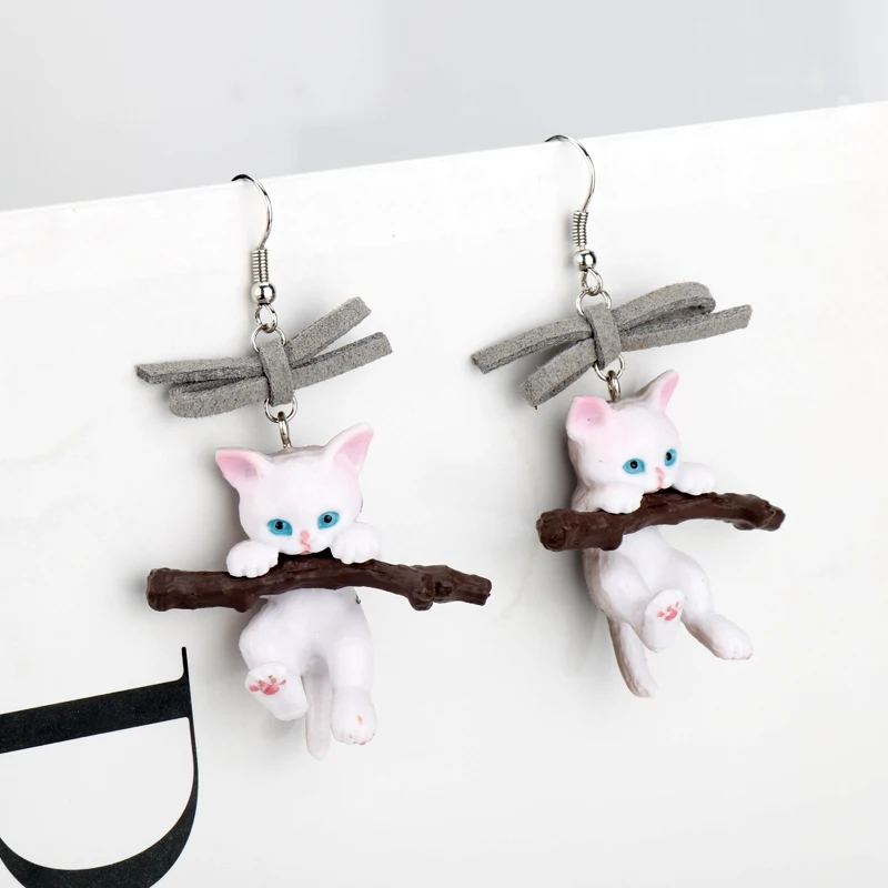 2020 забавные серьги капли из смолы с изображением котенка и ветки модные