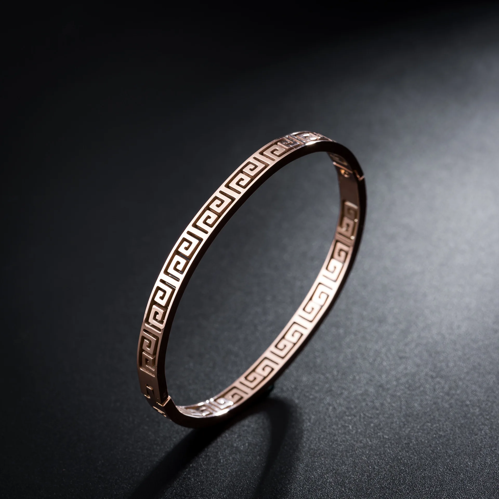 

New Fashion Hot Selling Ethnic Wind Bracelet Great Wall Tattoo Bracelet Relief Design Titanium Steel Bracelet