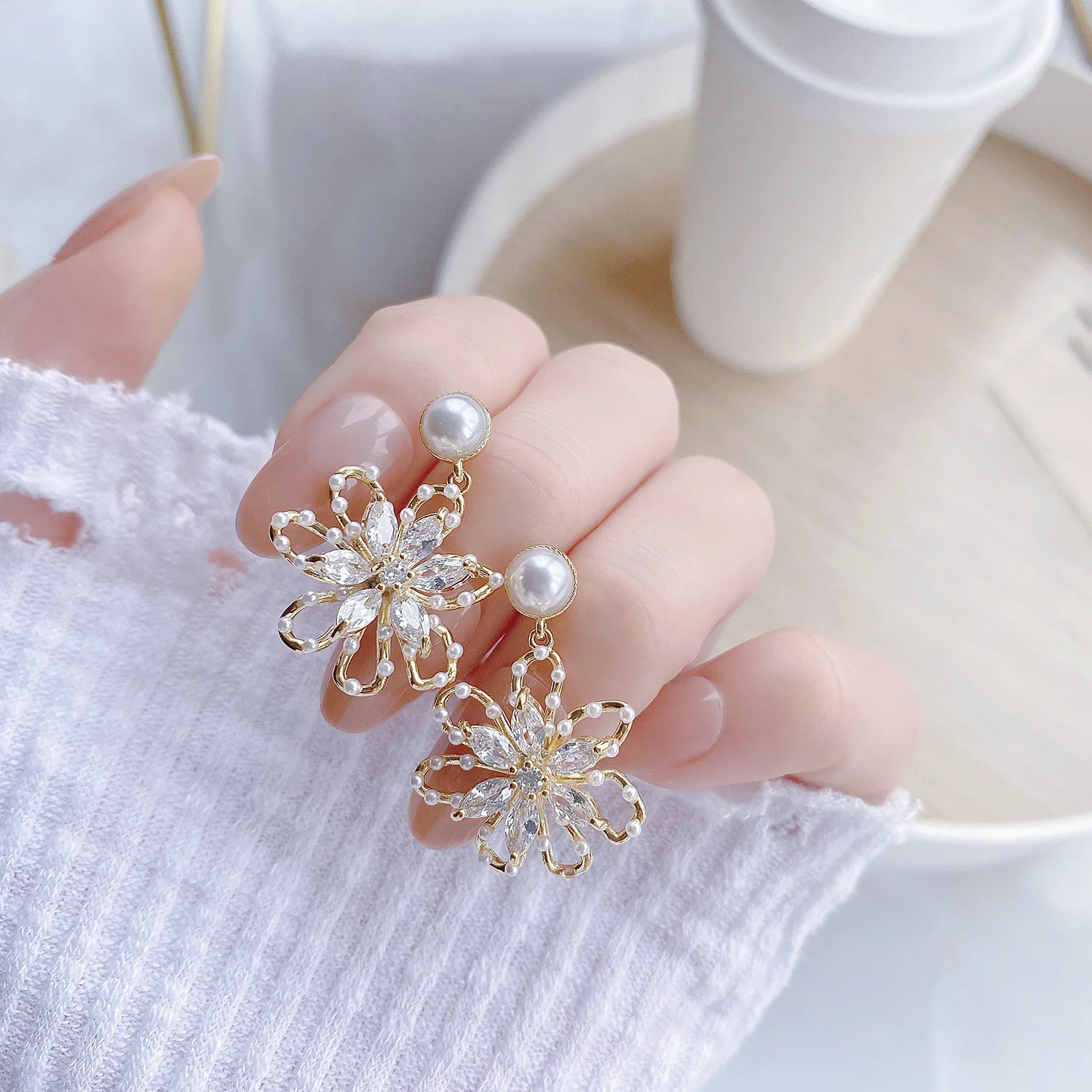 

New Korean Hollow Pearl Ear Studs Flower Earrings For Woman Daily Temperament Jewelry Anniversary Gift