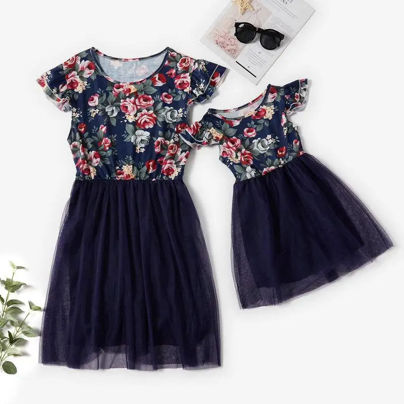 2020 г. Модные одинаковые платья с короткими рукавами для мамы и ребенка дочки