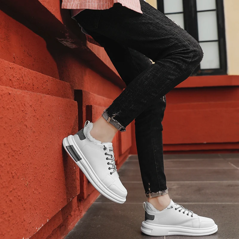 

New high top plush cotton sports shoes in winter 2020