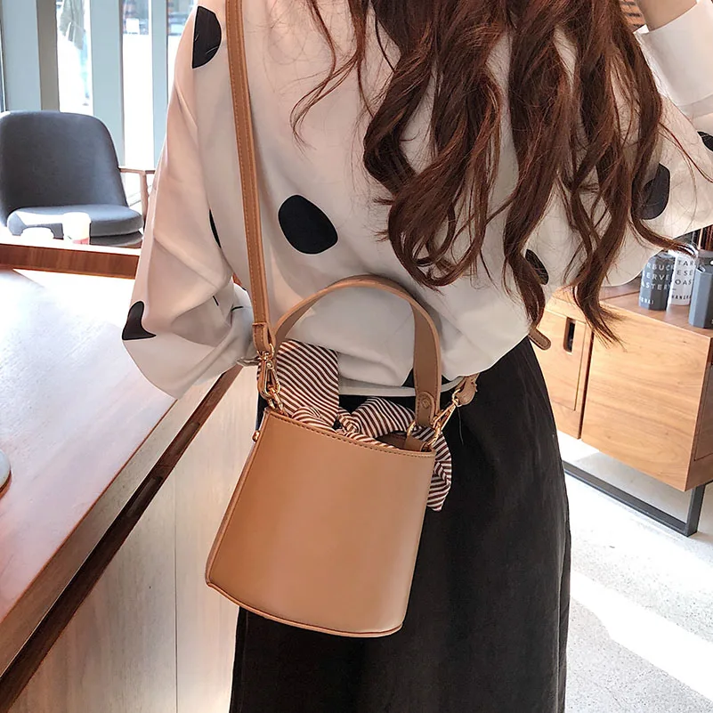 

Bag female new simple portable female bag wild chic shoulder Messenger bag retro bucket bag