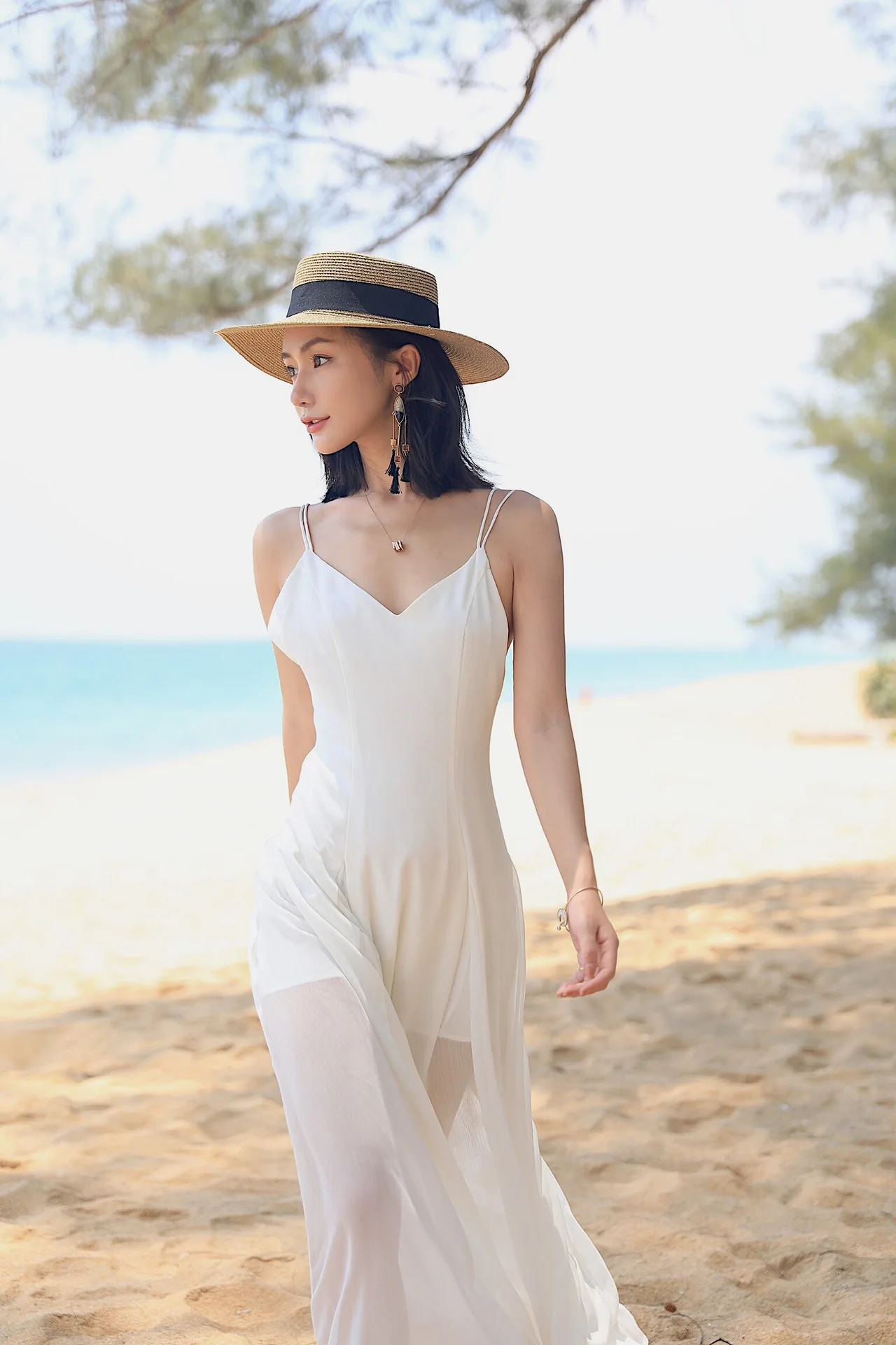 

2020 Korean Version Casual Suspender Sexy Pleated Skirt High Dress White Light Beach Holiday Beach V-neck Medium Length Dress