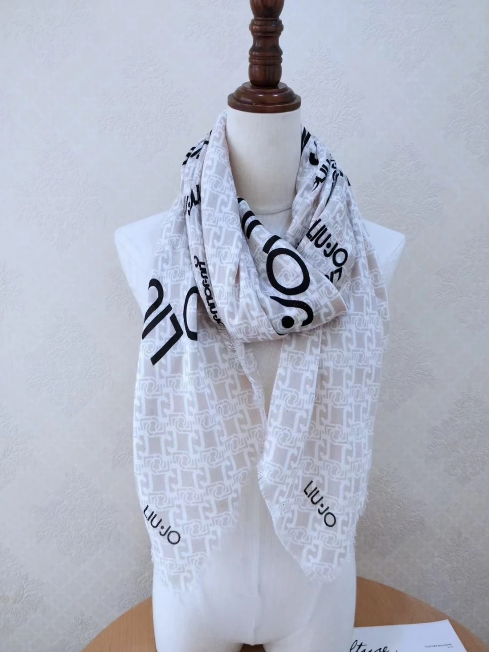 

Italy autumn winter new ladies luxury silk versatile scarf simple shawl scarf fashion letters college style square scarf
