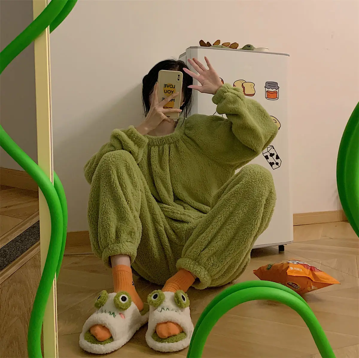 Зимние женские домашние тапочки Нескользящие мягкие плюшевые сланцы напольная