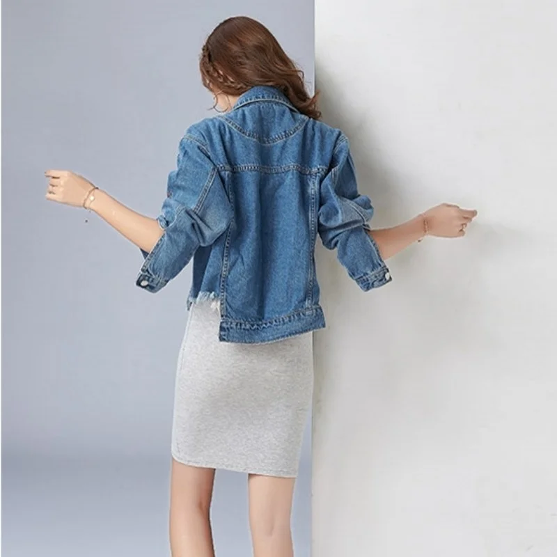 

Женская короткая джинсовая куртка, нестандартная облегающая куртка с длинным рукавом, отворотом, бахромой, потертостями и цветочной вышивк...