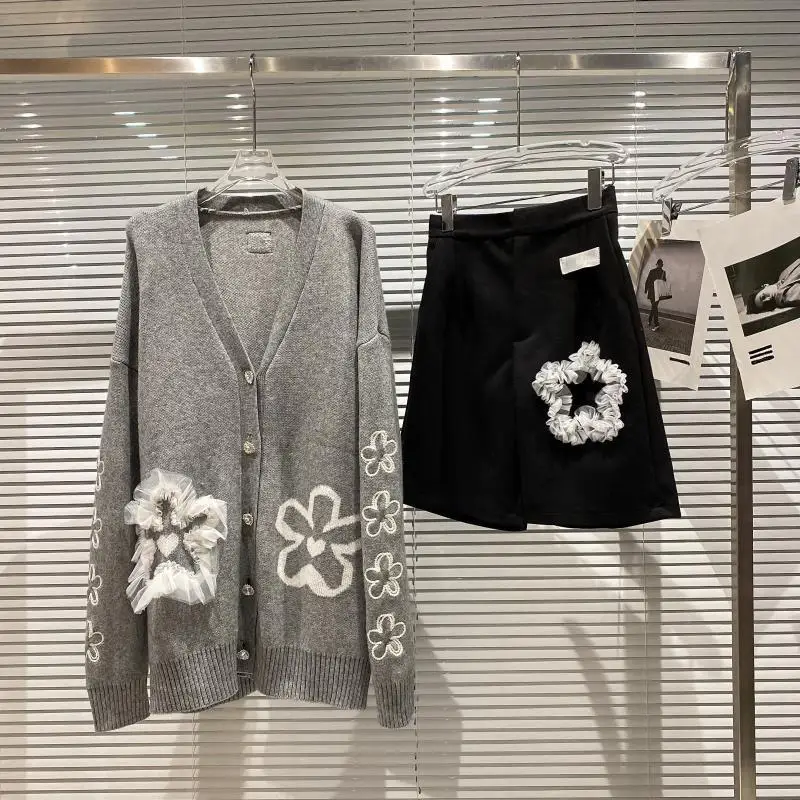 

2021 Winter New Women Cardigan Net Yarn Flower V-nec Knitted Cardigan + five-point trousers suit Cotton High Qaulity