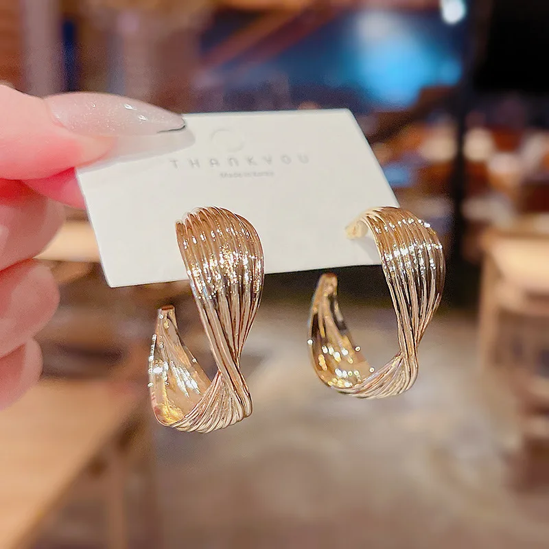 

S925 silver needle twist circle earrings net red with the same style of quality South Korea advanced design sense of earrings ea