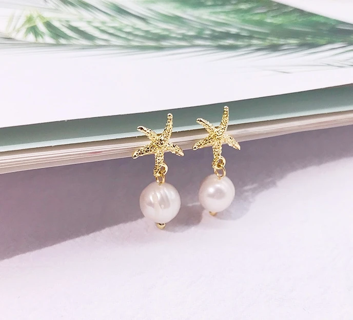 Простые серьги-гвоздики из натурального жемчуга в форме морской звезды