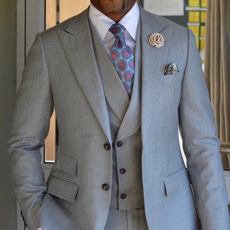 Деловые мужские костюмы серого цвета с заостренным отворотом смокинг для жениха