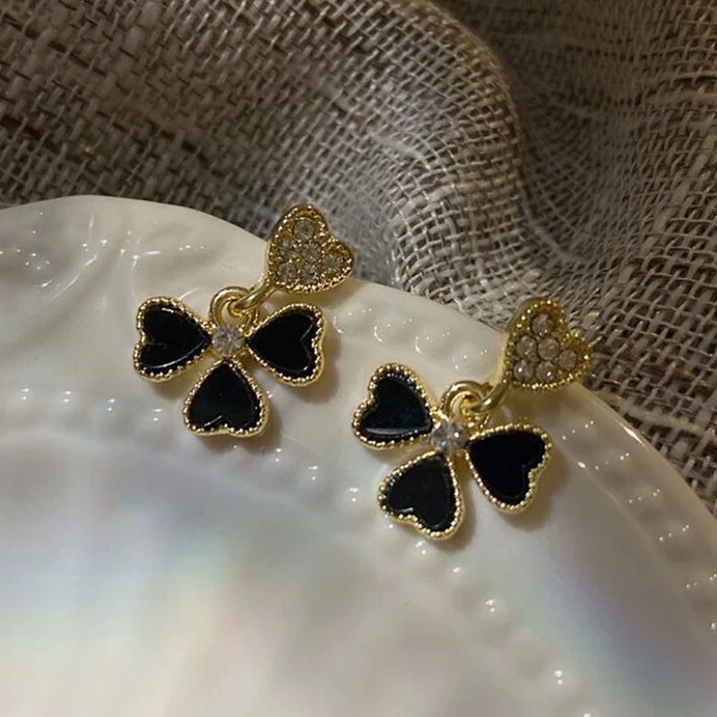 Корейские простые серьги с бриллиантами в виде четырех лепестков цветов