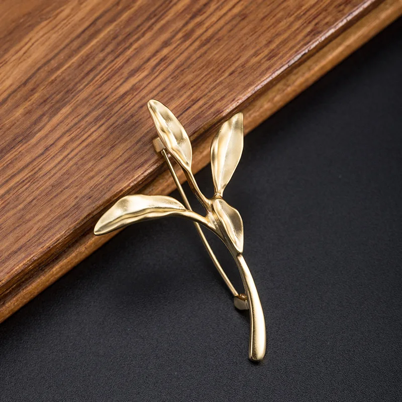 Брошь женская в форме ветки дерева из серебра 925 пробы 18 К