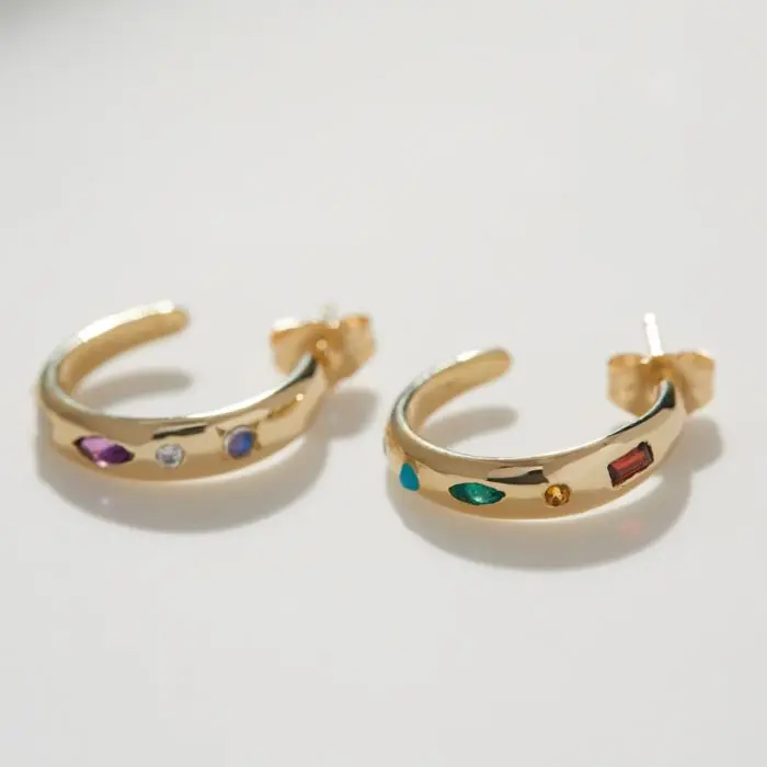 Популярные серьги-гвоздики с радужным австрийским декором кофейного золотого и