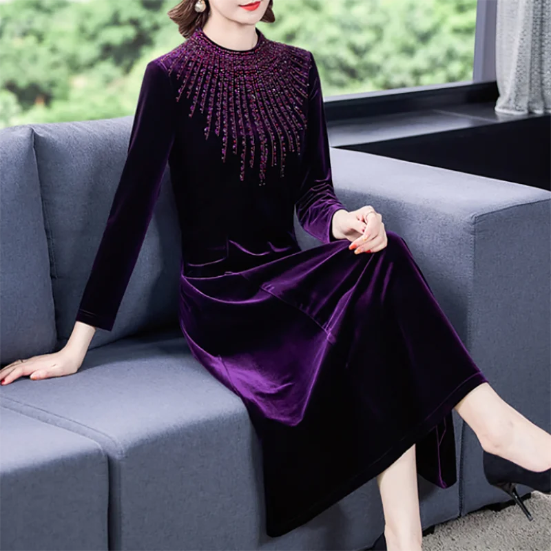 Женское бархатное платье-макси с длинным рукавом фиолетовое облегающее платье