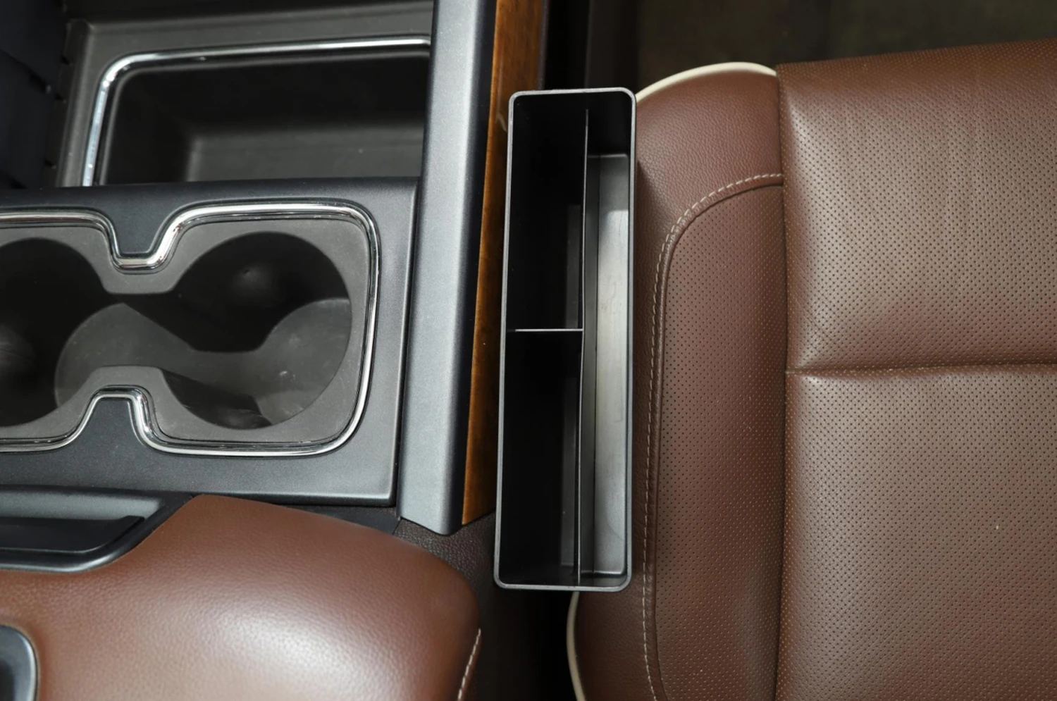 Дешево Автомобильный зазор на сиденье, органайзер, держатель для телефонных ключей, коробка для хранения для Jeep Wrangler TJ JK JL Gladiator JT, аксессуары для ин...