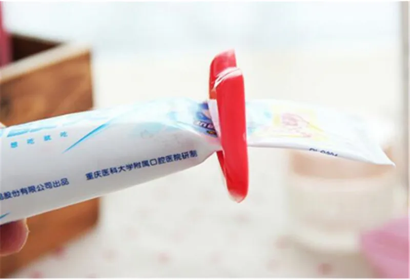 Горячие весело губы Пластик зуб дозатор пасты держатель прокатки устройство для