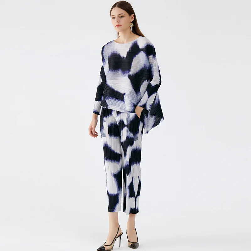 

Осенний женский костюм Issey Miyake, новинка 2022, индивидуальная Корейская версия, тонкий необычный Топ, повседневные брюки, костюм из двух предме...