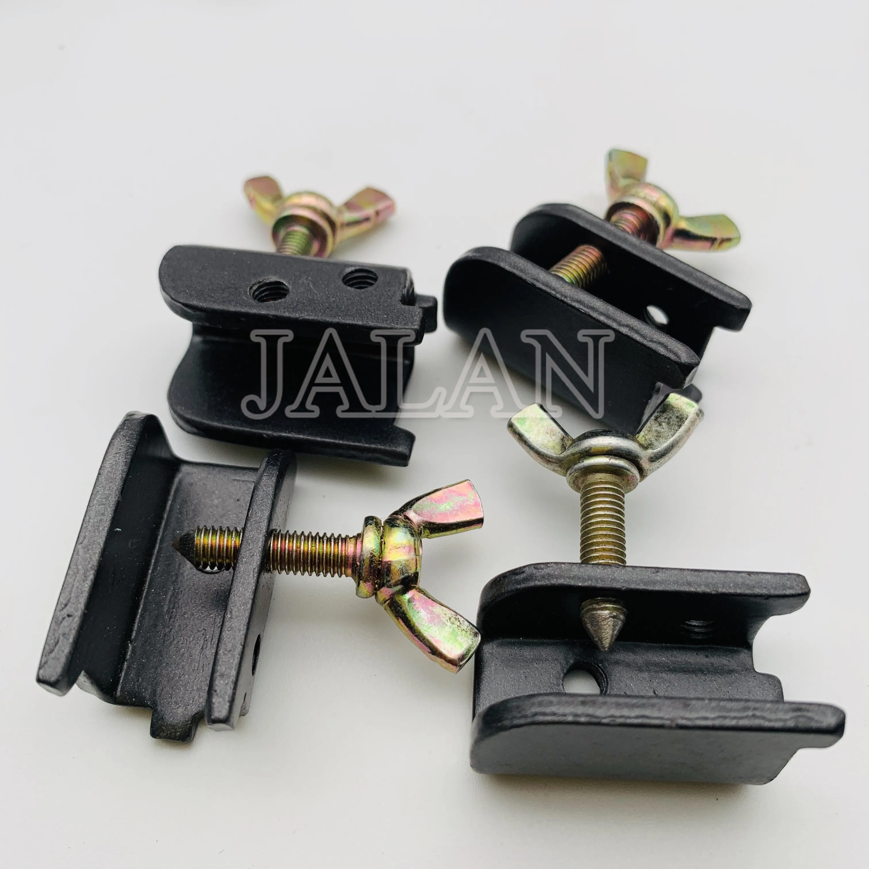 Инструмент для разбивания краев стекла помогает правильно обрезать слой ЖК