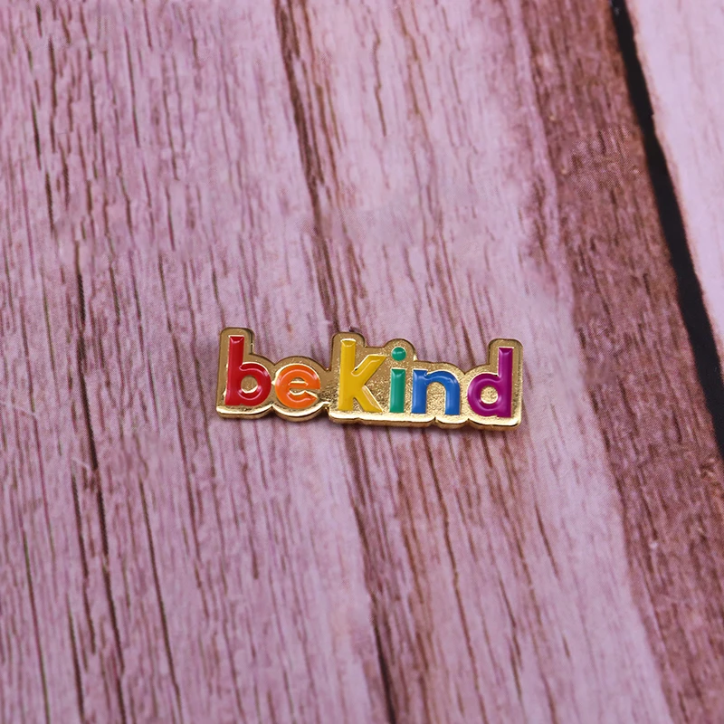 Милая и красочная эмалированная булавка в виде радуги напомнит людям о том чтобы