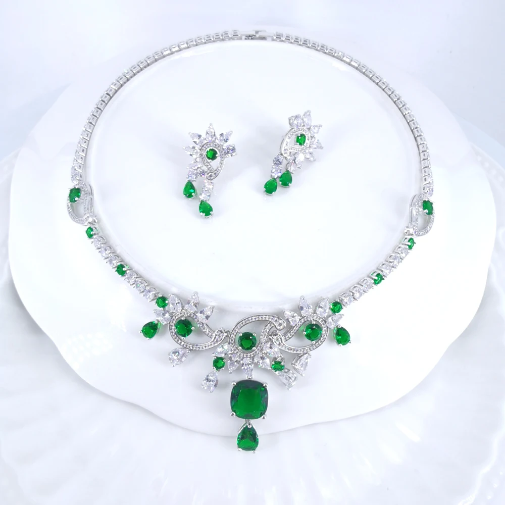 Ожерелье и серьги в стиле ретро с зеленым и квадратным фианитом