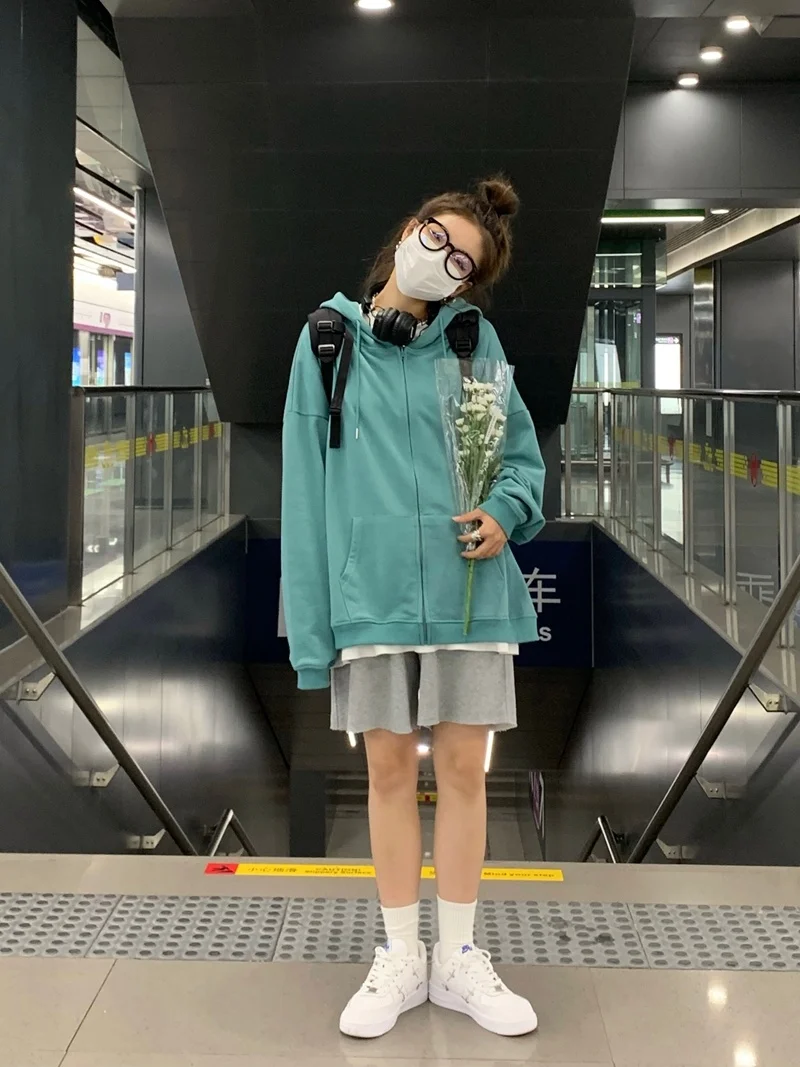 Женская толстовка с капюшоном серая свободная универсальная куртка на молнии