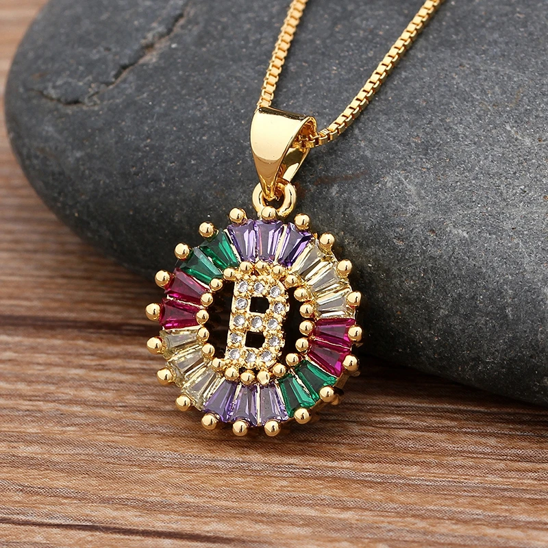 

Ожерелье золотистого цвета с подвеской-буквой и фианитом