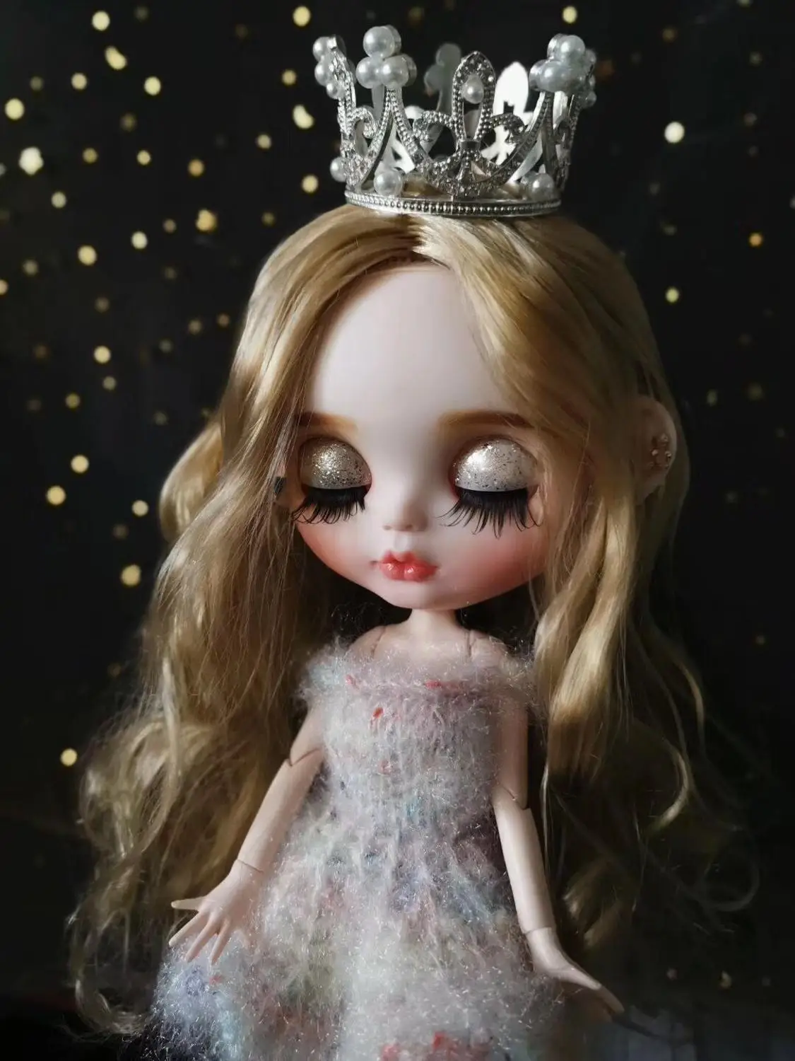 

The doll in blond hair does not include clothes