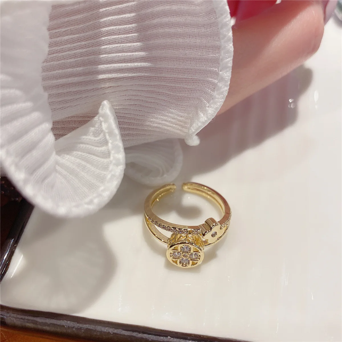 

Boutique Ladies Flower Zircon Ring Ladies Fashion Simple Personality Light Luxury Plated Finger Ring