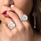 Женское кольцо-значок из серебра с фианитом