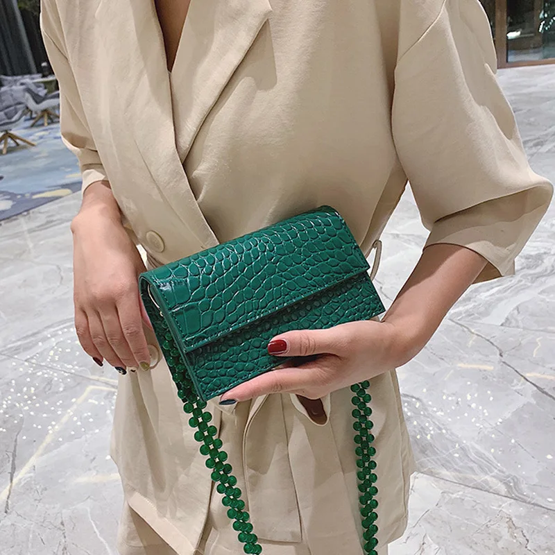 Женская сумка через плечо с цепочкой и бусинами маленькая квадратная