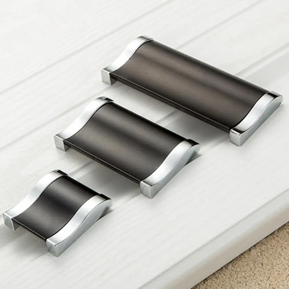 Шкаф для одежды минималистичный песочный черный темный ящик ручка мебели в