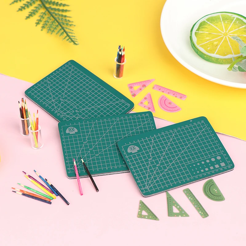 

1Set 1:12 Scale Dollhouse Miniature Cutting Mat Ruler Pencil Pen Holder Model