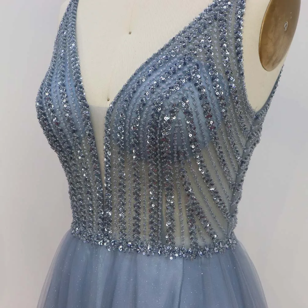 Длинное платье для выпускного вечера с глубоким v-образным вырезом вышитое