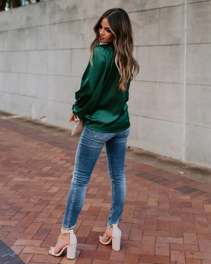 Женские атласные блузки и топы зеленого цвета с длинными рукавами фонариками