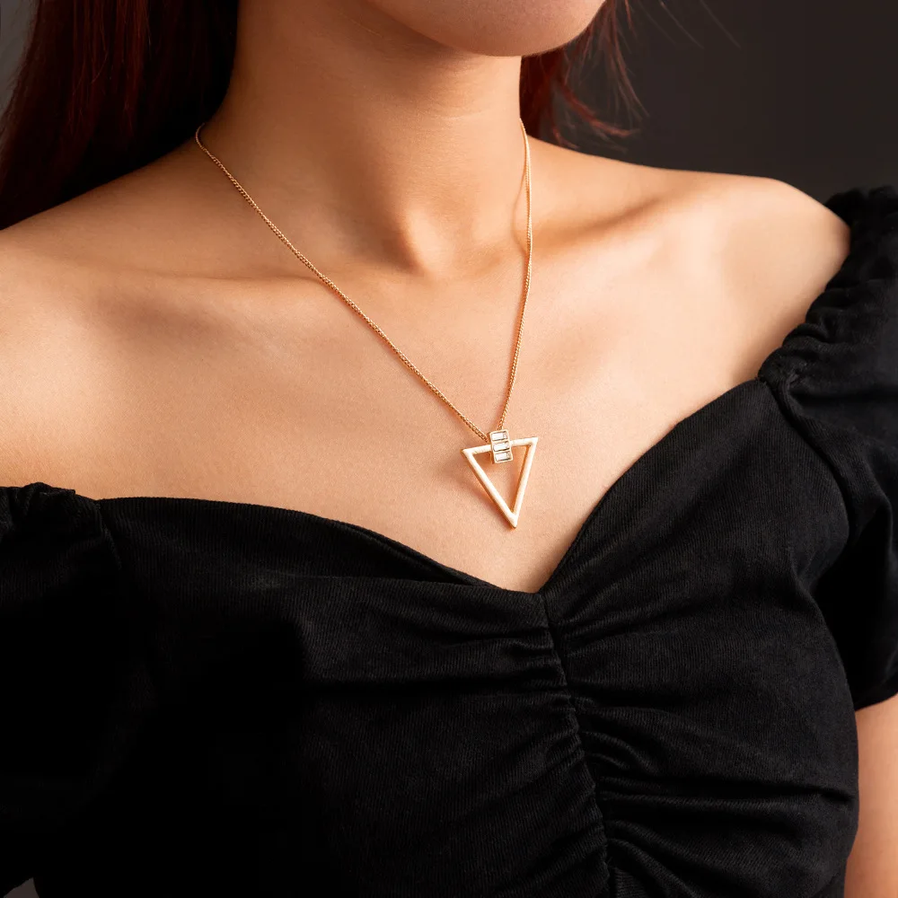 

Fashion new metal necklace retro wild crystal geometric triangle pendant clavicle chain hot sale