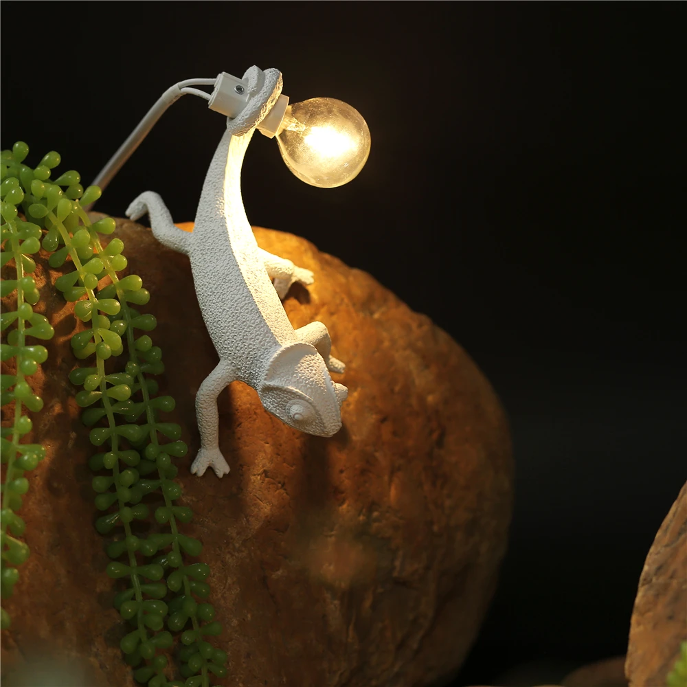 Светильник хамелеон. Настольная лампа Seletti Chameleon. Бра Seletti Chameleon Lamp going up. Лапы хамелеона. Светильник ящерица.