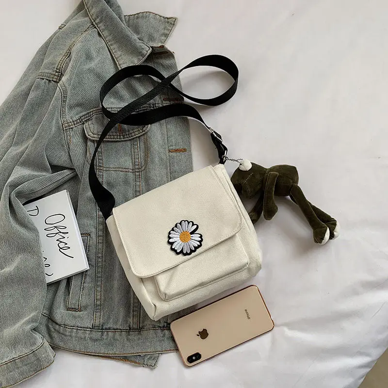 

Small Daisy Women Canvas Shoulder Bags Fashion Ladies Crossbody Messenger Bag Daily Use Girls Student Pouch with Frog Pendant