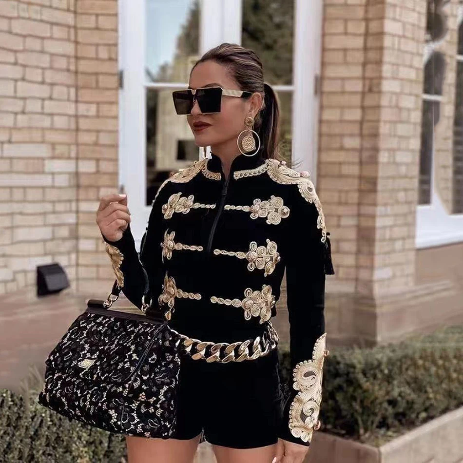 Женская короткая куртка с вышивкой черная приталенная в стиле панк длинным