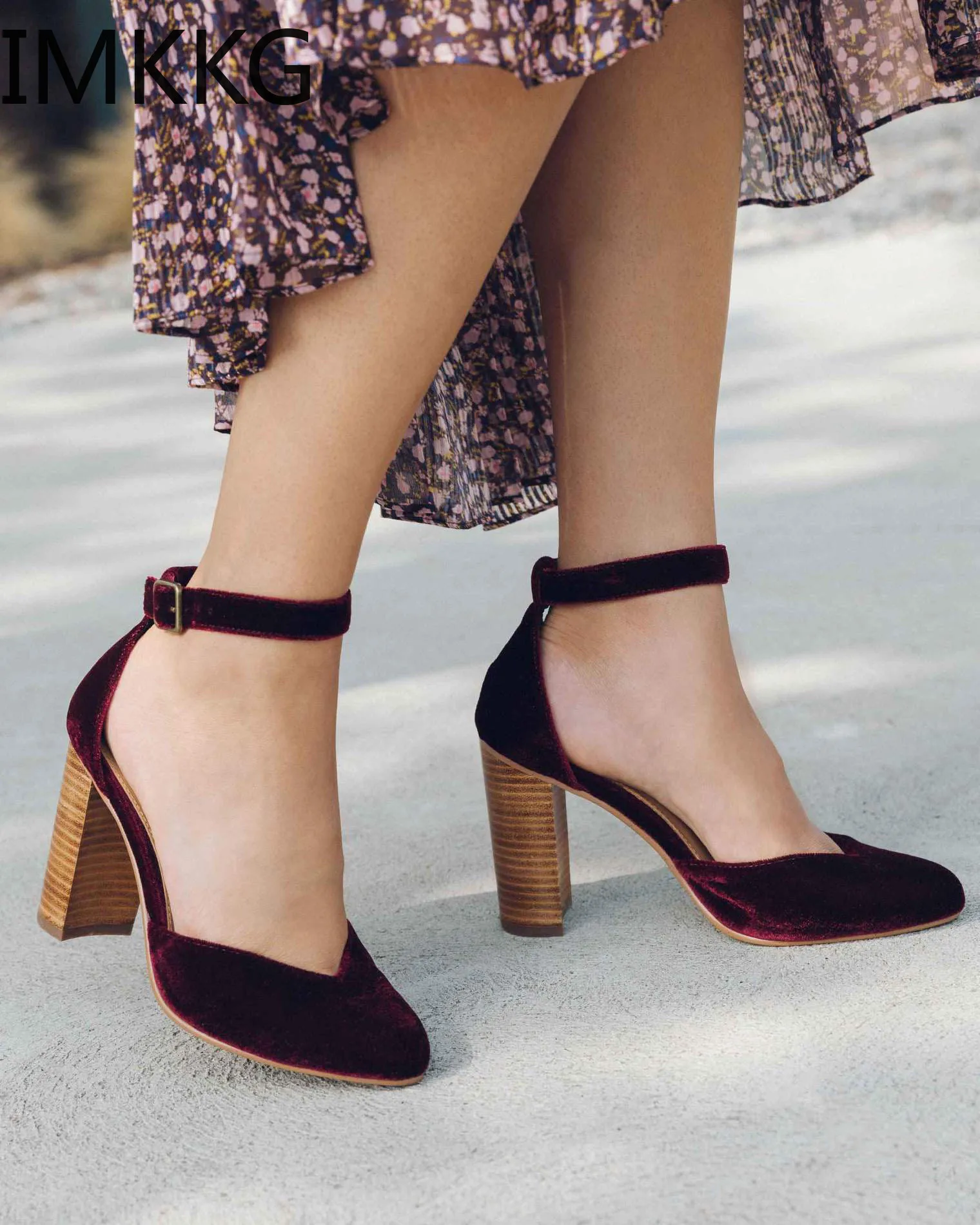 Женские замшевые босоножки с острым носком на высоком каблуке пряжкой F90316