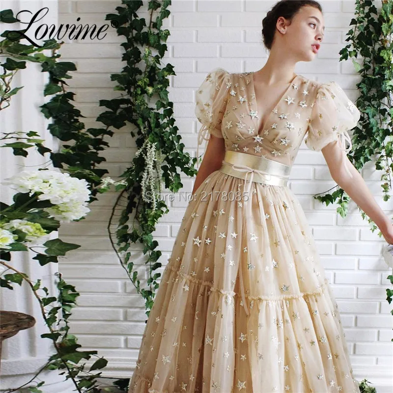 Длинное вечернее платье цвета шампанского с V-образным вырезом и коротким