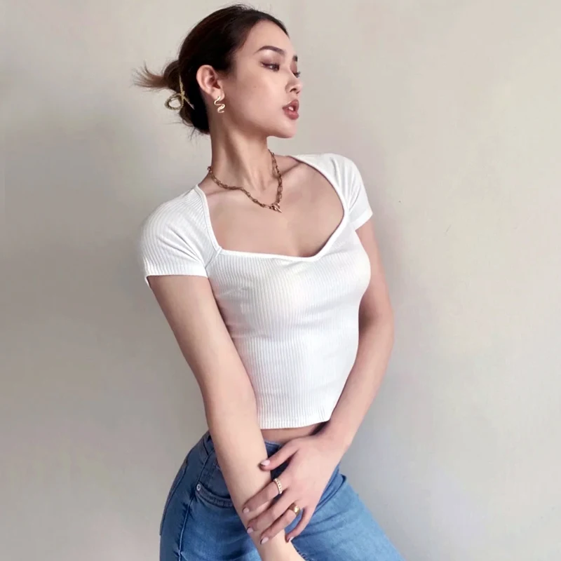 

Женская укороченная футболка в рубчик, с коротким рукавом и вырезом