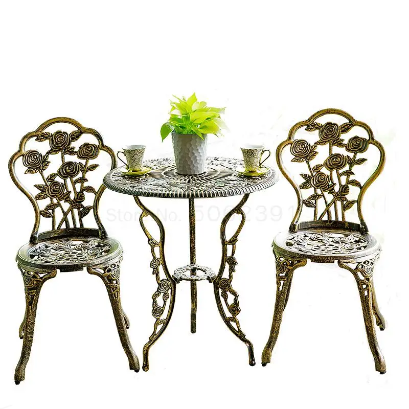 Уличный стол и стулья для двора комплект из трех предметов маленький кофейный