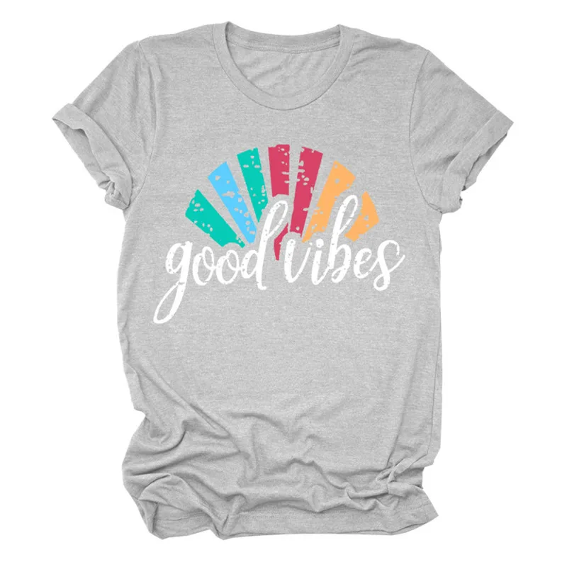 Женская футболка с радужными буквами Good Vibes красивая вырезом лодочкой и забавной