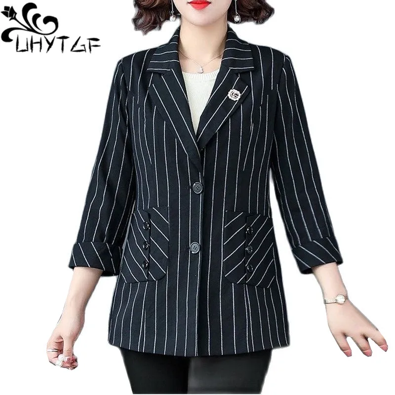 

UHYTGF Middle-Aged Mother Spring Autumn Windbreaker Jacket Women Striped Single-Breasted Casual Women Coat Loose Size Outerwear