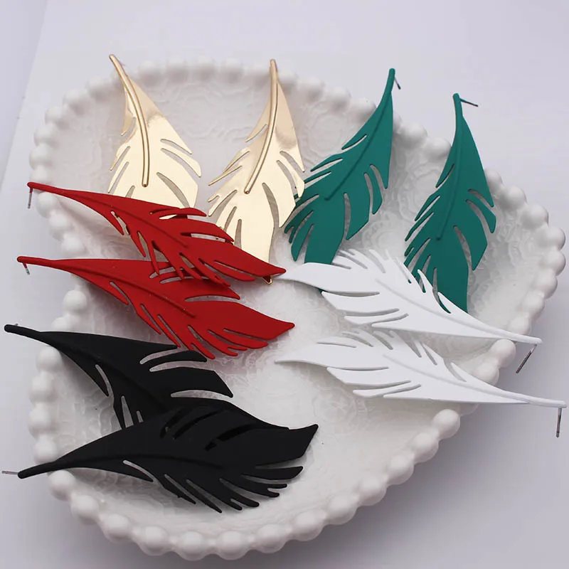 Женские длинные серьги-гвоздики с большими листьями и перьями | Украшения