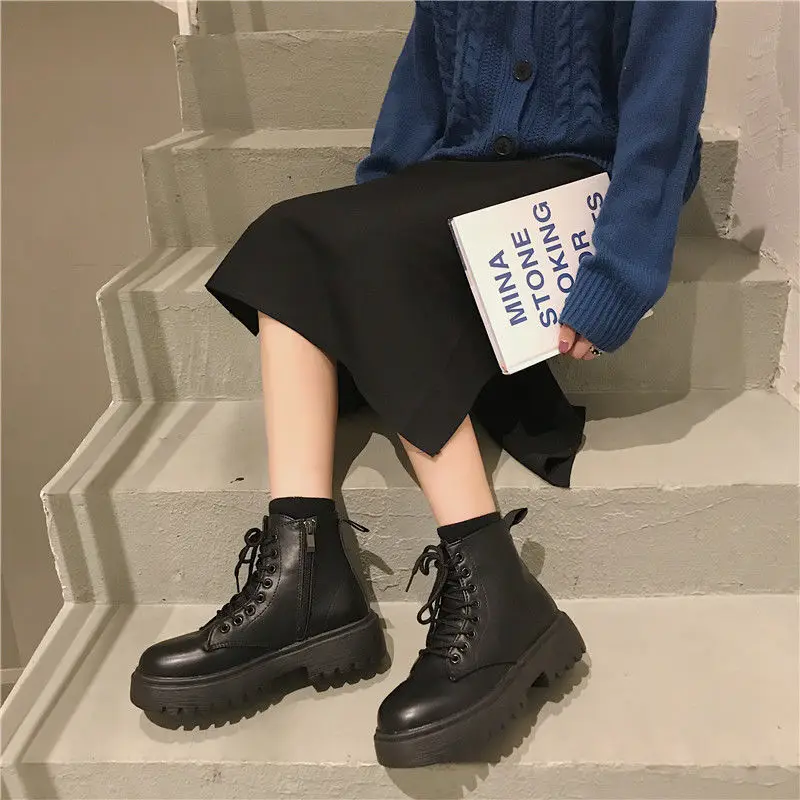 Женские сапоги в стиле ретро Martens черные для студентов обувь Новинка лета