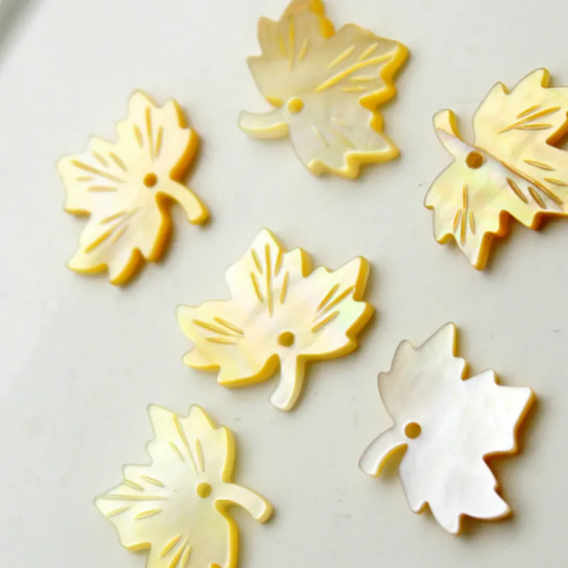 Натуральный перламутровый кулон в виде кленового листа с желтым ракушками колье