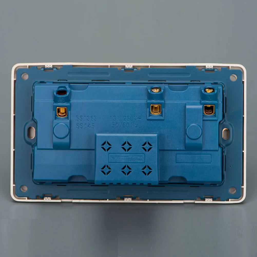 Розетка сетевая 13A с светодиодный USB-портами и светодиодным индикатором на 1 А |