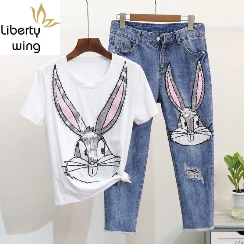 Женская футболка с блестками и рваные джинсовые брюки до щиколотки| |