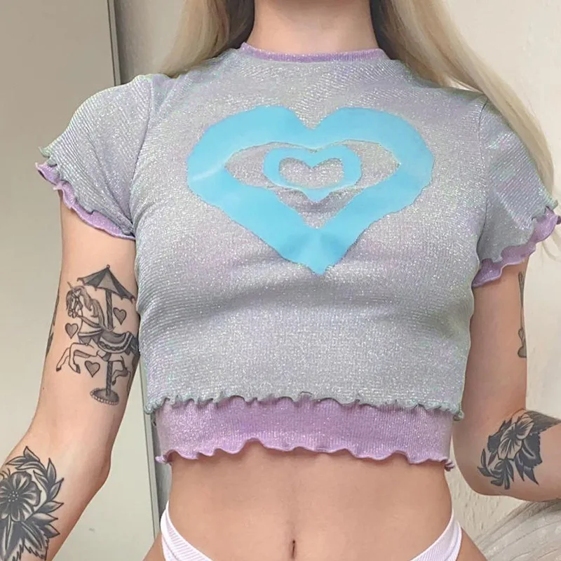 

Футболка женская короткая с круглым вырезом и принтом сердечек